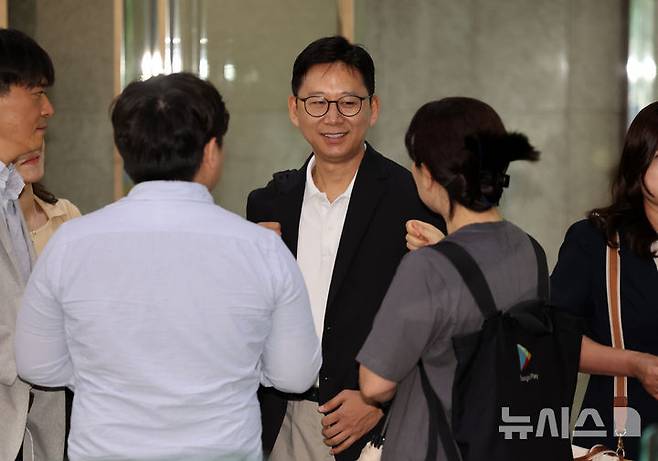 [서울=뉴시스] 배훈식 기자 = 배경훈 과학기술정보통신부 장관 후보자가 1일 오전 서울 종로구 광화문우체국에 마련된 인사청문회 준비 사무실로 출근하며 취재진의 질문에 답하고 있다. 2025.07.01. dahora83@newsis.com