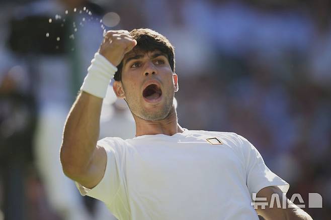 [런던=AP/뉴시스] 카를로스 알카라스(2위·스페인)가 지난달 30일(현지 시간) 영국 런던 올잉글랜드 클럽에서 열린 2025 윔블던 테니스 대회 남자 단식 1회전에서 파비오 포니니(138위·이탈리아)와 경기하고 있다. 3연패에 도전하는 알카라스가 4시간 37분의 풀세트 접전 끝에 3-2(7-5 6-7 7-5 2-6 6-1)로 승리하고 2회전에 올랐다. 2025.07.01.