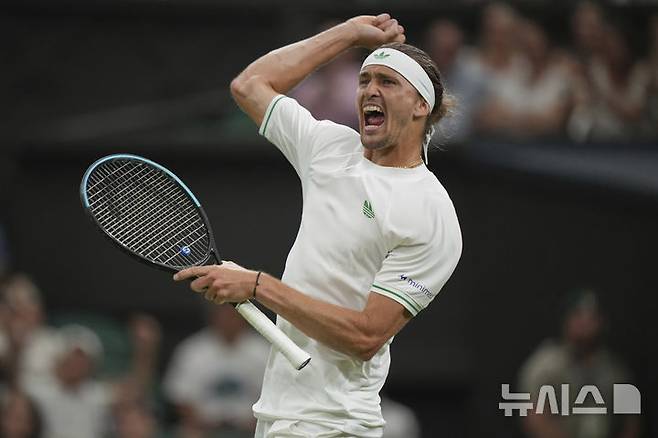 [런던=AP/뉴시스] 알렉산더 츠베레프(3위·독일)가 지난달 30일(현지 시간) 영국 런던 올잉글랜드 클럽에서 열린 2025 윔블던 테니스 대회 남자 단식 1회전에서 아르튀르 랭데르크네슈(72위·프랑스)를 상대로 2세트를 따낸 후 환호하고 있다. 2025.07.01.