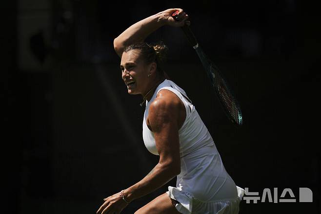 [런던=AP/뉴시스] 아리나 사발렌카(1위·벨라루스)가 지난달 30일(현지 시간) 영국 런던 올잉글랜드 클럽에서 열린 2025 윔블던 테니스 대회 여자 단식 1회전에서 카슨 브랜스틴(194위·캐나다)과 경기하고 있다. 사발렌카가 2-0(6-1 7-5)으로 승리하고 2회전에 올랐다. 2025.07.01.