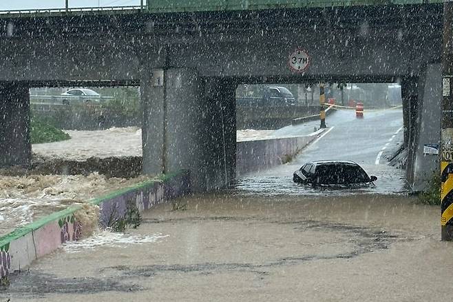 [경산=뉴시스] 지난 2023년 8월10일 오전 9시45분께 경산시 남천면 산전리 지하차로 옆 하천이 범람해 차량 1대가 고립됐다. (사진 = 경북소방본부 제공) 2023.08.10. photo@newsis.com  *재판매 및 DB 금지