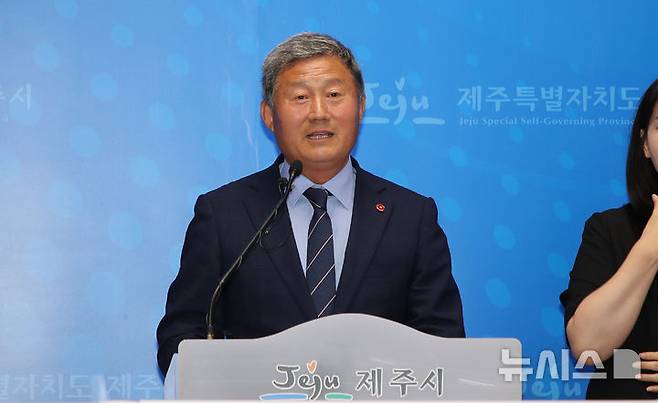 [제주=뉴시스] 우장호 기자 = 김완근 제주시장이 1일 오전 제주시청 2층 기자실에서 열린 취임 1주년 브리핑에서 지난 1년의 소회와 향후 목표를 설명하고 있다. 2025.07.01. woo1223@newsis.com