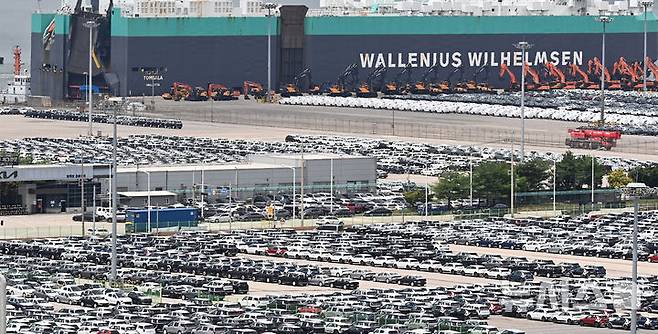 [평택=뉴시스] 김종택 기자 = 사진은 30일 경기 평택항 자동차 전용부두에 선적을 기다리는 수출용 차량이 세워져 있는 모습. 2025.06.30. jtk@newsis.com