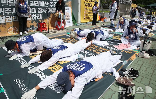 [서울=뉴시스] 김금보 기자 = 전국장애인부모연대 회원들이 7일 서울 여의도 국회 정문 앞에서 발달장애인 관련 예산과 권리 확대를 요구하며 오체투지를 하고 있다. 2025.07.01. kgb@newsis.com