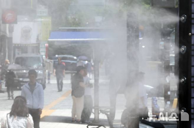 [부산=뉴시스] 하경민 기자 = 전국에 무더운 날씨가 이어진 11일 부산 동구 부산진역 맞은편에서 시민들이 쿨링포그를 맞으며 더위를 식히고 있다. 2025.06.11. yulnetphoto@newsis.com