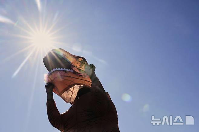 <font style="vertical-align: inherit;"><font style="vertical-align: inherit;">[오번=AP/뉴시스] 지난달 29일(현지 시간) 미국 워싱턴주 오번의 경마장 에메랄드 다운스에서 열린 '티렉스 세계 챔피언십 레이스' 참가자가 티라노사우르스 복장을 하고 있다. 2025.07.01.</font></font>