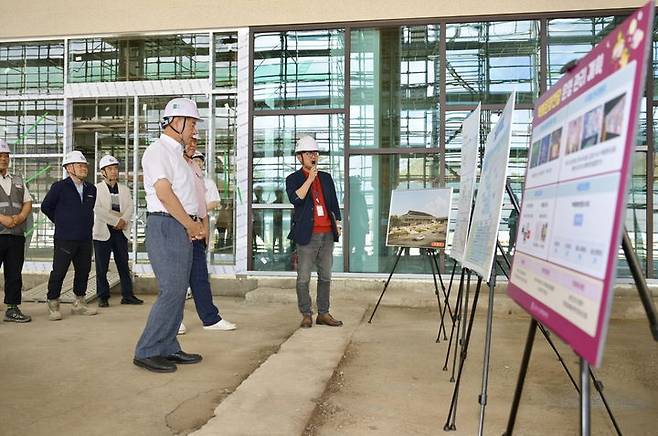 [공주=뉴시스] 현장 살펴보는 최원철 공주시장.(사진=공주시 제공).2025.07.01.photo@newsis.com. *재판매 및 DB 금지