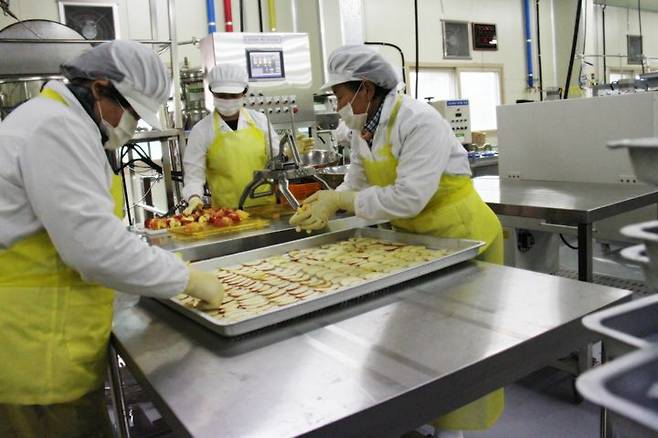 [세종=뉴시스]자농산물종합가공센터에서 제품을 만드는 모습. (사진=농촌진흥청 제공) *재판매 및 DB 금지