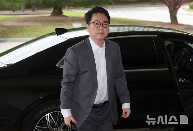 [서울=뉴시스] 김선웅 기자 = 심우정 검찰총장이 17일 서울 서초구 대검찰청으로 출근하고 있다. 심 총장은 지난해 10월 김주현 당시 대통령실 민정수석과 도·감청 방지 휴대전화인 비화폰으로 두 차례 통화한 사실이 확인됐다. 2025.06.17. mangusta@newsis.com