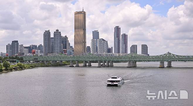 [서울=뉴시스] 김선웅 기자 = 한강버스 시민체험 운항 및 프레스투어가 열린 1일 서울 영등포구 노들섬 인근 한강에서 한강버스가 운항하고 있다. (공동취재) 2025.07.01. photo@newsis.com