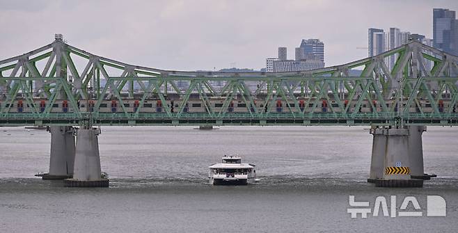 [서울=뉴시스] 김선웅 기자 = 한강버스 시민체험 운항 및 프레스투어가 열린 1일 서울 영등포구 노들섬 인근 한강에서 한강버스가 운항하고 있다. (공동취재) 2025.07.01. photo@newsis.com