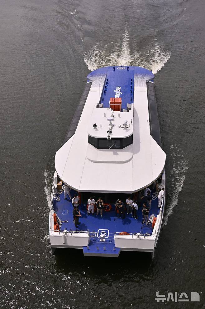 [서울=뉴시스] 김선웅 기자 = 한강버스 시민체험 운항 및 프레스투어가 열린 1일 서울 영등포구 노들섬 인근 한강에서 한강버스가 운항하고 있다. (공동취재) 2025.07.01. photo@newsis.com