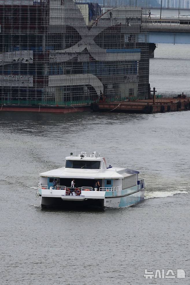 [서울=뉴시스] 김선웅 기자 = 한강버스 시민체험 운항 및 프레스투어가 열린 1일 서울 영등포구 노들섬 인근 한강에서 한강버스가 운항하고 있다. (공동취재) 2025.07.01. photo@newsis.com