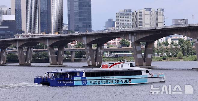 [서울=뉴시스] 김선웅 기자 = 한강버스 시민체험 운항 및 프레스투어가 열린 1일 서울 여의도 선착장을 떠난 한강버스가 뚝섬 선착장으로 향하고 있다. (공동취재) 2025.07.01. photo@newsis.com
