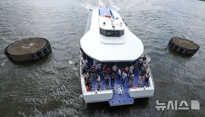 [서울=뉴시스] 김선웅 기자 = 시범 운항을 시작한 한강버스가 1일 서울 한강 반포대교 인근을 지나고 있다.한강버스는 서울시가 처음 도입하는 친환경 수상 대중교통 수단으로 마곡-망원-여의도-옥수-압구정-뚝섬-잠실 7개 선착장(마곡-여의도-잠실 급행 노선 병행 운영), 약 31.5km를 운항하며 9월 정식 운영될 예정이다. 2025.07.01. mangusta@newsis.com