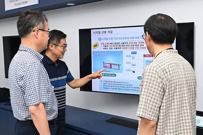 [대전=뉴시스] ETRI 연구진이 디지털 신원 지갑 기술의 국제표준화 전략에 대해 논의하고 있다.(사진=ETRI 제공) *재판매 및 DB 금지