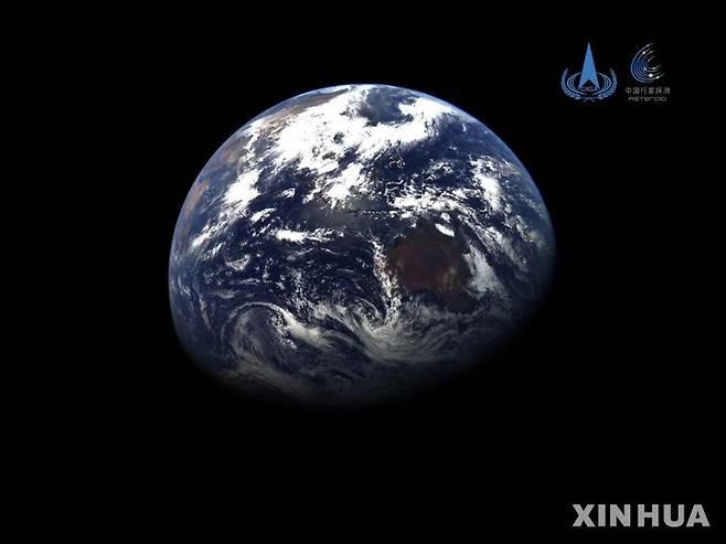 [베이징=신화/뉴시스] 1일 중국 국가항천국(CNSA)은 자국의 소행성 탐사선 ‘톈원(天问) 2호’가 우주에서 촬영한 지구와 달 사진을 공개했다. 톈원 2호가 촬영한 지구의 사진. 2025.07.01