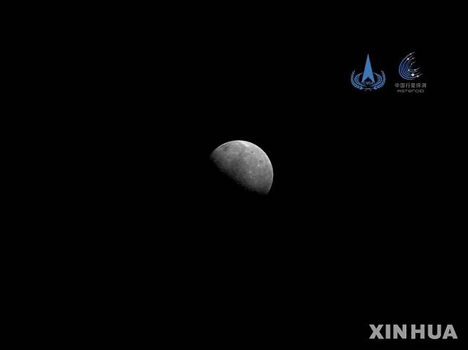 [베이징=신화/뉴시스] 1일 중국 국가항천국(CNSA)은 자국의 소행성 탐사선 ‘톈원(天问) 2호’가 우주에서 촬영한 지구와 달 사진을 공개했다. 톈원 2호가 촬영한 달의 사진. 2025.07.01