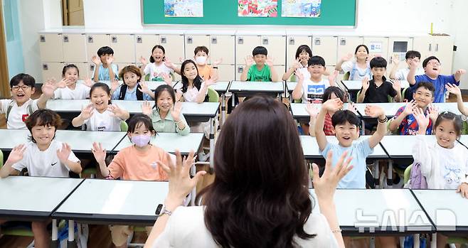 [부산=뉴시스] 하경민 기자 = 1일 부산 기장군 해빛초등학교 3학년4반 교실에서 학생들이 여름방학식을 가진 뒤 담임 교사와 인사하고 있다.  이 학교는 급식 조리실 설비 공사 때문에 예년에 비해 20일 정도 일찍 여름방학에 들어갔다. 2025.07.01. yulnetphoto@newsis.com
