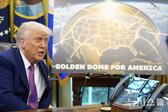 [워싱턴=AP/뉴시스] 도널드 트럼프 미국 대통령이 5월 20일(현지 시간) 백악관 집무실에서 차세대 미사일 방어시스템인 '골든 돔'에 관해 발언하고 있다. 트럼프 대통령은 미 전역을 보호하는 '골든 돔'을 본인의 임기가 끝나는 2029년 1월 이전에 실전 배치하겠다고 밝혔다. 2025.07.01.