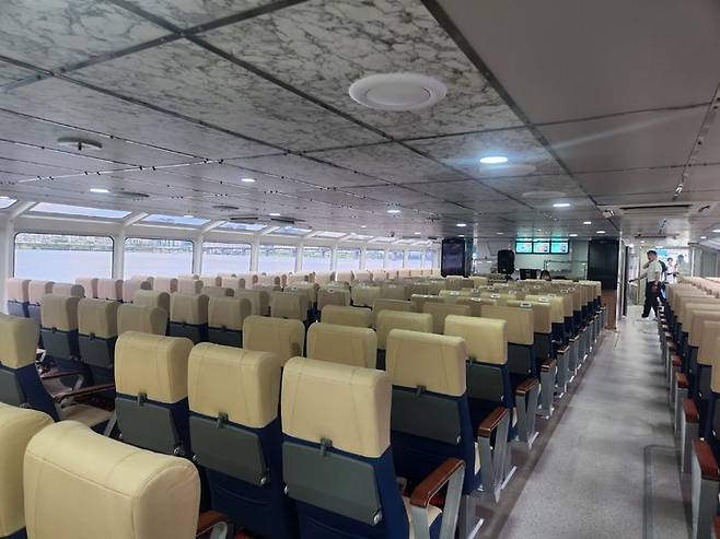 [서울=뉴시스] 고가혜 기자=1일 시민들을 대상으로 첫 체험운항에 나선 서울 한강버스 내부. 2025.07.01 gahye_k@newsis.com *재판매 및 DB 금지