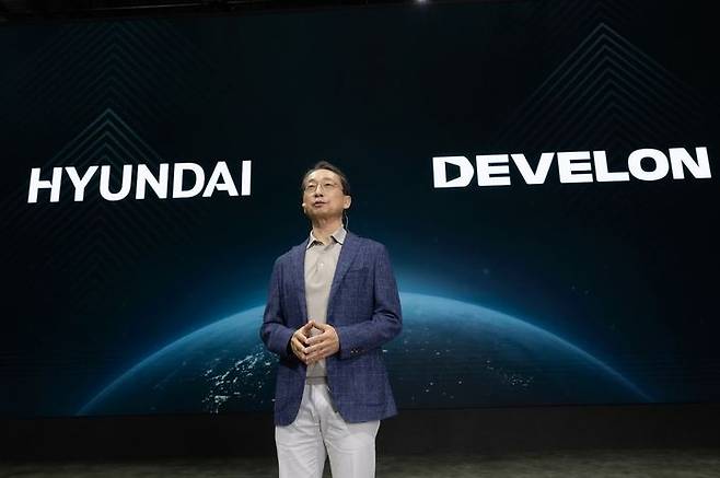 조영철 HD현대사이트솔루션 사장이 ‘서울 모빌리티쇼’ 미디어 브리핑에서 건설기계 차세대 신모델을 소개하고 있다. (사진제공=HD현대) *재판매 및 DB 금지