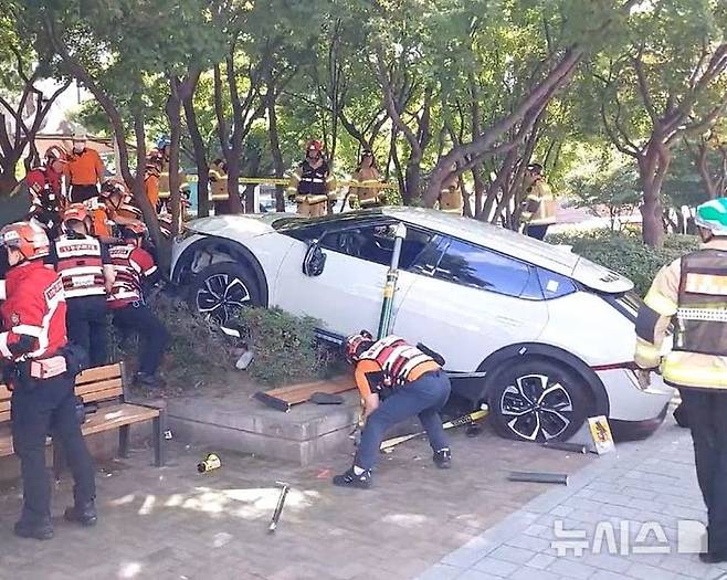 [서울=뉴시스] 서울 마포구 상암동 인근 공원에서 차량이 인도를 덮치는 사고가 발생했다. (사진=마포소방서 제공) 2025.07.01 photo@newsis.com