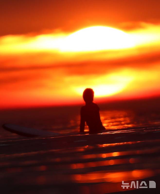 [제주=뉴시스] 우장호 기자 = 나흘째 폭염특보가 이어진 1일 오후 제주시 이호테우 해변에서 바라본 서쪽 수평선으로 뜨거운 태양이 지고 있다. 2025.07.01. woo1223@newsis.com