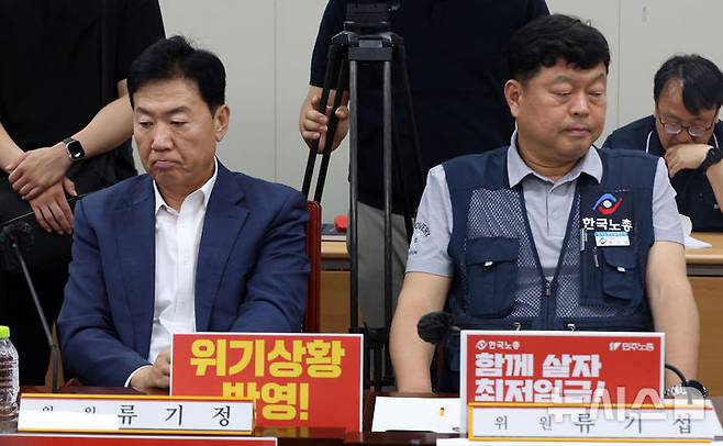 [세종=뉴시스] 강종민 기자 = 1일 세종시 정부세종청사에서 열린 최저임금위 8차 전원회의에서 류기정 사용자 위원과 류기섭 근로자 위원의 시선이 엇갈리고 있다. 2024.07.01. ppkjm@newsis.com