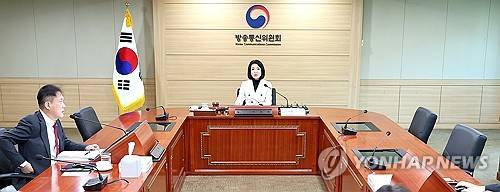 자리는 다섯, 참석자는 여전히 둘 [연합뉴스 제공]