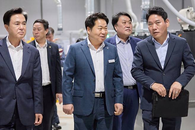 오세현 아산시장(가운데)과 김태흥 충남지사(왼쪽) 등이 도내 중견기업 애로사항을 청취하기 위해 로타렉스코리아를 방문했다. 아산시 제공