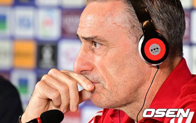 [OSEN=도하(카타르), 지형준 기자] 아랍에미리트(UAE) 축구국가대표팀 파울루 벤투 감독이 27일(현지시간) 카타르 도하 메인미디어센터(MMC)에서 열린 공식 기자회견에 참석해 질문에 귀 기울이고 있다. 2024.01.27 / jpnews.osen.co.kr