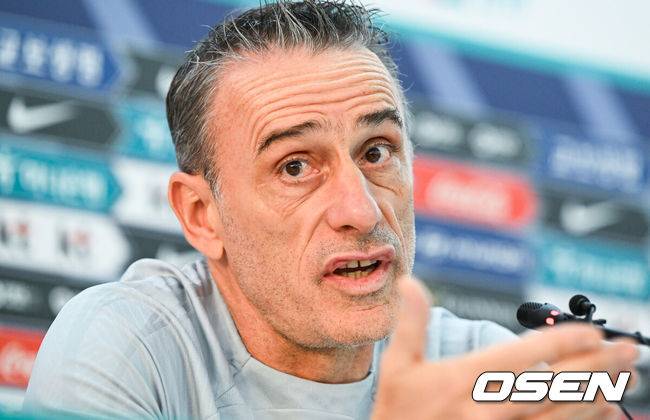 [OSEN=도하(카타르), 박준형 기자] 파울루 벤투 감독이 이끄는 축구대표팀이 29일(현지시간) 카타르 도하 알 에글라 훈련장에 훈련을 가졌다.대표팀은 전날(28일) 카타르 알라이얀의 에듀케이션 시티 스타디움에서 열린&nbsp;2022&nbsp;카타르 월드컵 조별리그 H조 2차전에서 가나에&nbsp;2-3으로 아쉽게 패배했다.파울루 벤투 감독이 인터뷰를 하고 있다. 2022.11.29 / soul1014@osen.co.kr