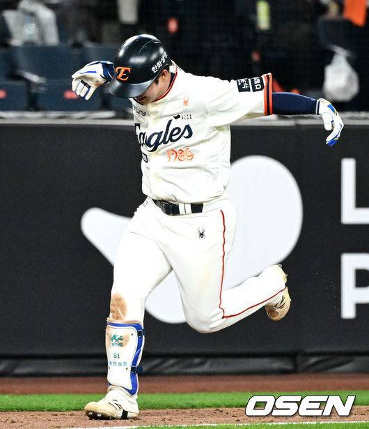 [OSEN=대전, 지형준 기자] 7회말 무사에서 한화 문현빈이 우월 솔로포를 날리며 동료선수들과 기뻐하고 있다. 2025.04.11 / jpnews@osen.co.kr
