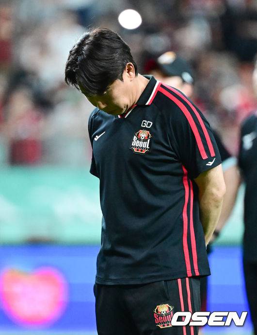 [OSEN=서울월드컵경기장, 김성락 기자] 기성용 이적 사가'로 인해 관심이 집중된 FC 서울과 포항 스틸러스의 맞대결은 서울의 완승으로 끝났다.&nbsp;서울은 29일 서울월드컵경기장에서 열린 하나은행 K리그 1 2025 21라운드 포항 스틸러스와 맞대결서 4-1로 승리했다. 경기 종료 후 포항 김기동 감독이 성난 팬들의 야유에 고개를 숙이고 있다. 2025.06.29 / ksl0919@osen.co.kr