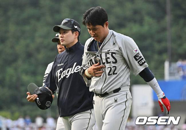 [OSEN=대구, 이석우 기자] 26일 대구삼성라이온즈파크에서 2025 신한 SOL 뱅크 KBO 리그 삼성 라이온즈와 한화 이글스의 경기가 열렸다. 홈팀 삼성은 가라비토가, 방문팀 한화는 문동주가 선발 출전했다. 한화 이글스 채은성이 1회말 1사 투수 땅볼을 친 삼성 라이온즈 양동근과 1루에서 충돌해 쓰러져 있다. 2025.06.26 / foto0307@osen.co.kr