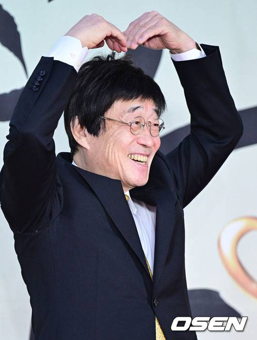 [OSEN=최규한 기자] 31일 오후 서울 장충동 국립극장 해오름극장에서&nbsp;'2024&nbsp;대한민국 대중문화예술상' 시상식이 열렸다.올해로 15회를 맞이한 '대중문화예술상'은 대중문화예술인들의 사회적 위상과 창작 의욕을 높이고, 대중문화예술산업 발전에 이바지한 이들의 공을 기리고자 마련된 대중문화예술 분야 최고 권위의 정부 포상이다.배우 김창완이 참석해 레드카펫을 밟고 있다. 2024.10.31 / dreamer@osen.co.kr