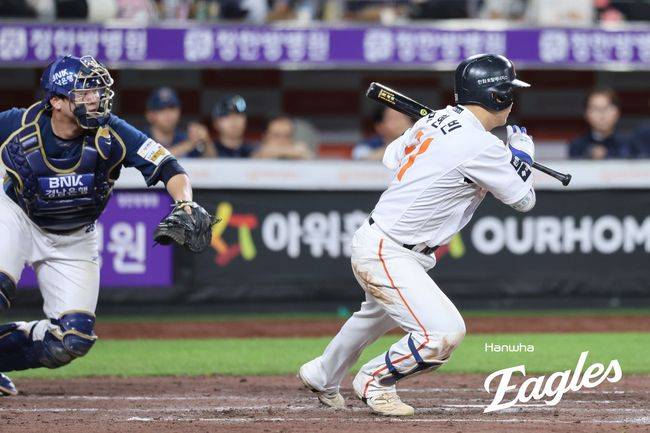 한화 문현빈이 4-4 동점으로 맞선 8회 1사 1,3루에서 스퀴즈 번트를 대고 있다. /한화 이글스 제공