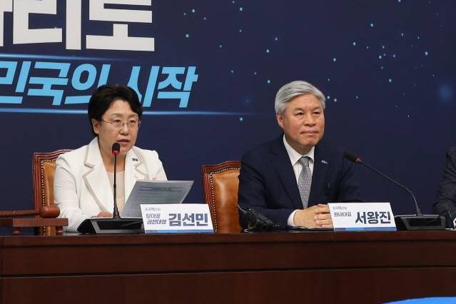 ▲조국혁신당 김선민 당대표 권한대행과 서왕진 원내대표가 30일 최고위원회의에 참석해 있다. ⓒ조국혁신당