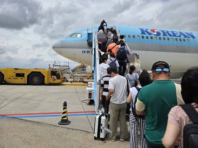 김포공항에서 제주행 항공기 탑승하는 관광객.