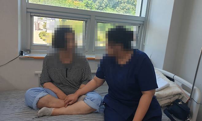 경남의 한 요양병원에서 간호사로 근무하는 정모씨(오른쪽)와 요양 치료 중인 정씨의 어머니. 창원=강승우 기자