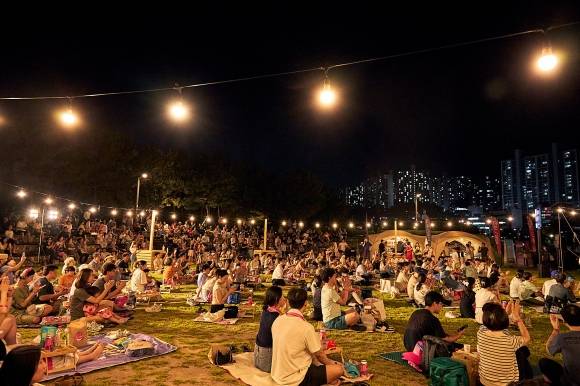 지난해 8월 다대포 해변공원에서 열린 ‘별바다 부산 나이트 뮤직 캠크닉’.  부산 사하구 제공