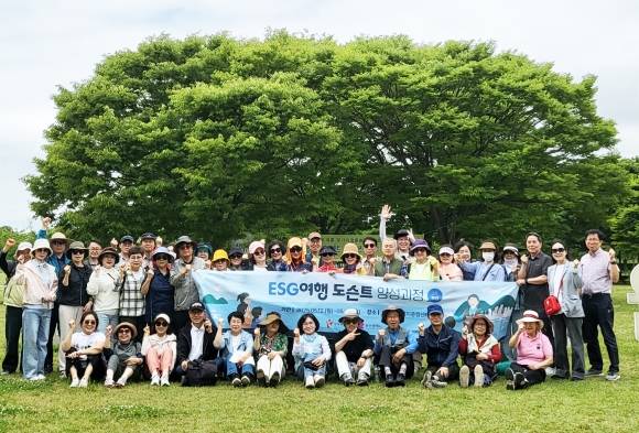 한국관광공사가 부산 을숙도생태공원에서 지난 5월 진행한 ‘ESG여행 도슨트 양성 과정’ 현장 실습 중 참가자들이 단체 사진을 찍고 있다. 한국관광공사 제공