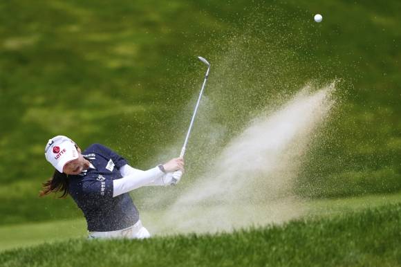 벙커샷하는 최혜진 - [위스콘신=AP/뉴시스] = 최혜진이 1일(현지 시간) 미국 위스콘신주 에린 힐스에서 열린 US 여자오픈 4라운드 9번홀에서 벙커샷을 하고 있다. 2025.06.02.   <저작권자ⓒ 공감언론 뉴시스통신사. 무단전재-재배포 금지.>