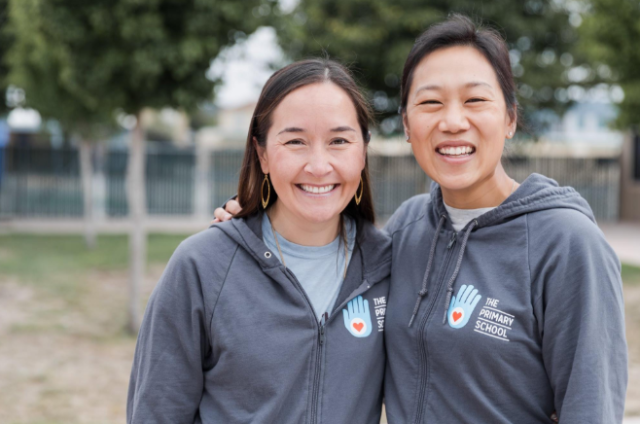 ‘더 프라이머리 스쿨’의 공동 창업자인 프리실라 챈(오른쪽)과 메리디스 리우가 함께 사진 촬영을 하고 있다. 인스타그램 계정 캡쳐.