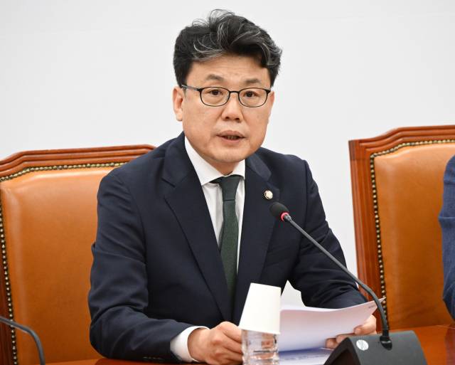 진성준 더불어민주당 정책위의장이 26일 서울 여의도 국회에서 기자간담회를 갖고 있다. 성형주 기자 2025.06.26