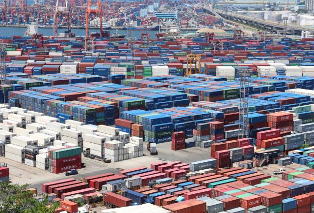 부산항에 컨테이너가 가득 쌓여 있는 모습. 연합뉴스.