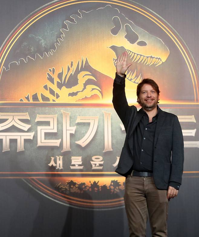 [서울=뉴시스] 김혜진 기자 = 가렛 에드워즈 감독이 1일 오후 서울 종로구 포시즌스 호텔에서 열린 영화 ‘쥬라기 월드: 새로운 시작’ 내한 기자간담회에서 포즈를 취하고 있다. 2025.07.01. jini@newsis.com