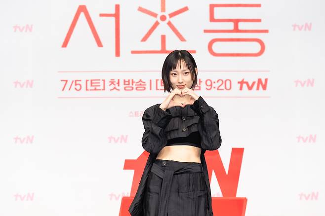 배우 류혜영이 1일 오후 서울 신도림 더링크호텔에서 열린 tvN 새 주말극 ‘서초동’ 제작발표회에 참석해 포즈를 취하고 있다. 사진 tvN