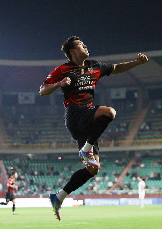 ▲ 2021년 포항에 입단한 이호재는 데뷔 첫해부터 눈부신 신체 조건과 슈팅 능력으로 기대를 한몸에 받았다. 올 시즌 리그 19경기에서 8골 1도움으로 득점 순위 5위를 달리고 있다. 193cm에 이르는 탁월한 신체조건을 앞세워 제공권 경합에 일가견이 있다. 올 시즌 헤더로만 3골을 뽑아 발과 머리에 두루 능한 공격수로서 면모를 증명했다. ⓒ 포항 스틸러스